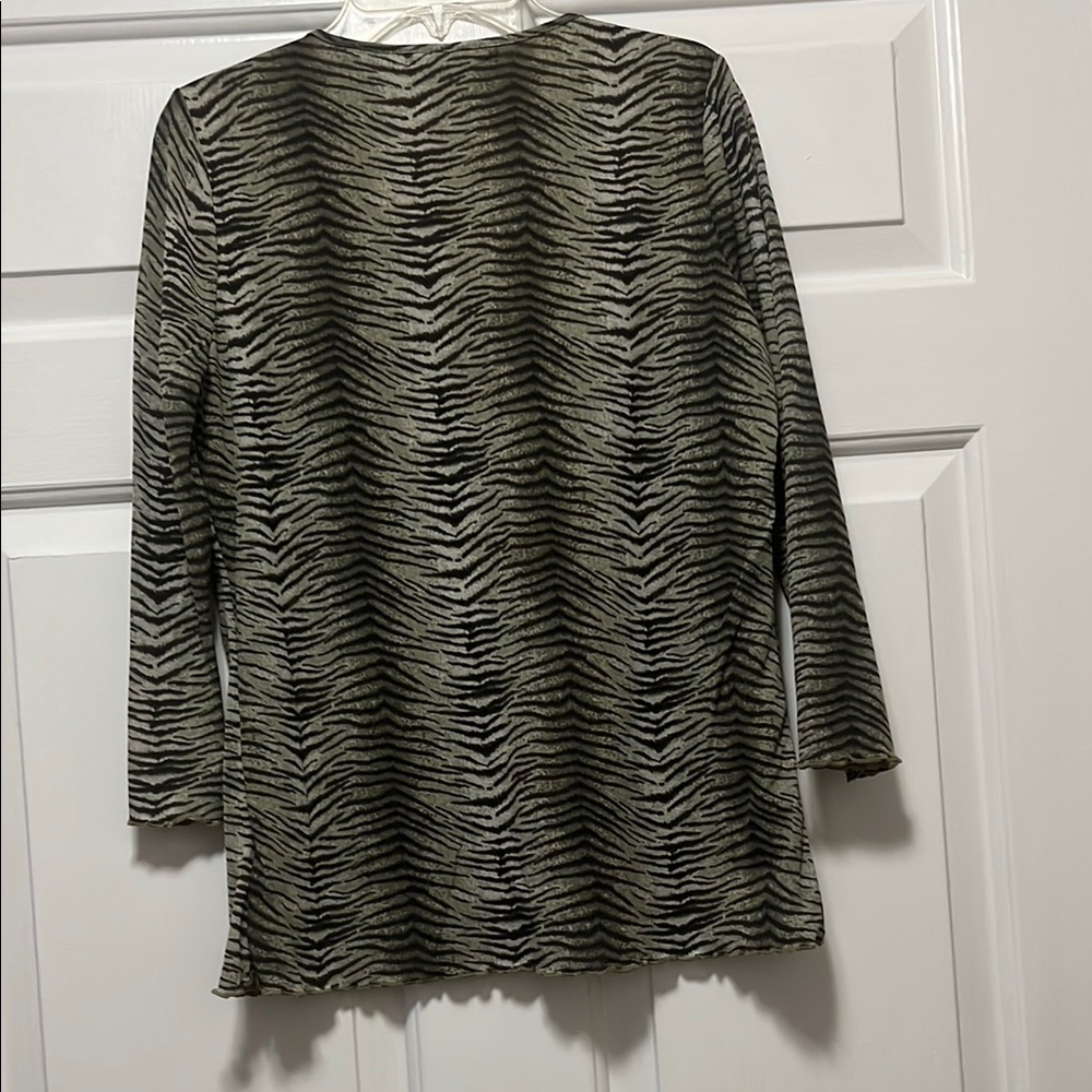 Liz Claiborne Black and Tan V-Neck Slightly Fitted 3/4 Sleeve Blouse - Picture 10 of 11